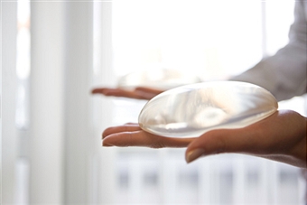 How to Choose Silicone or Saline Breast Implants